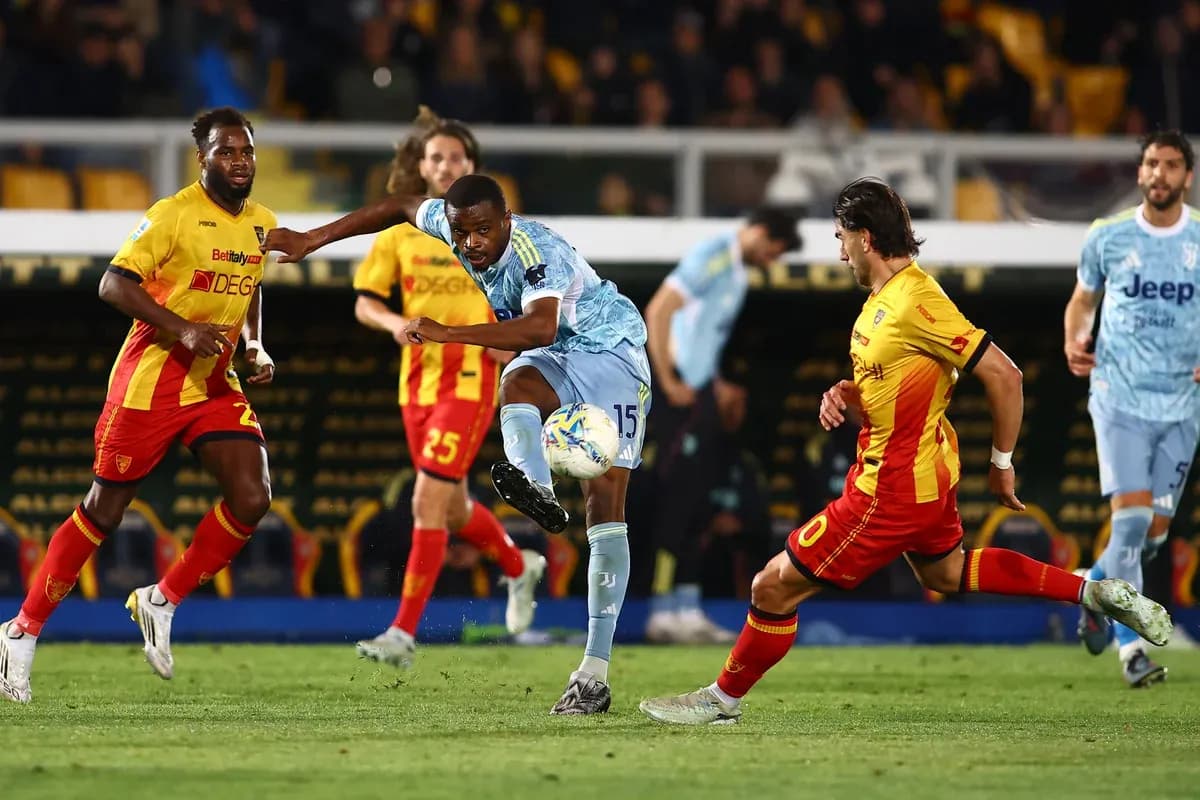 Un joueur de Lecce dribble un joueur de la Juventus Un joueur de Lecce dribble un joueur de la Juventus
