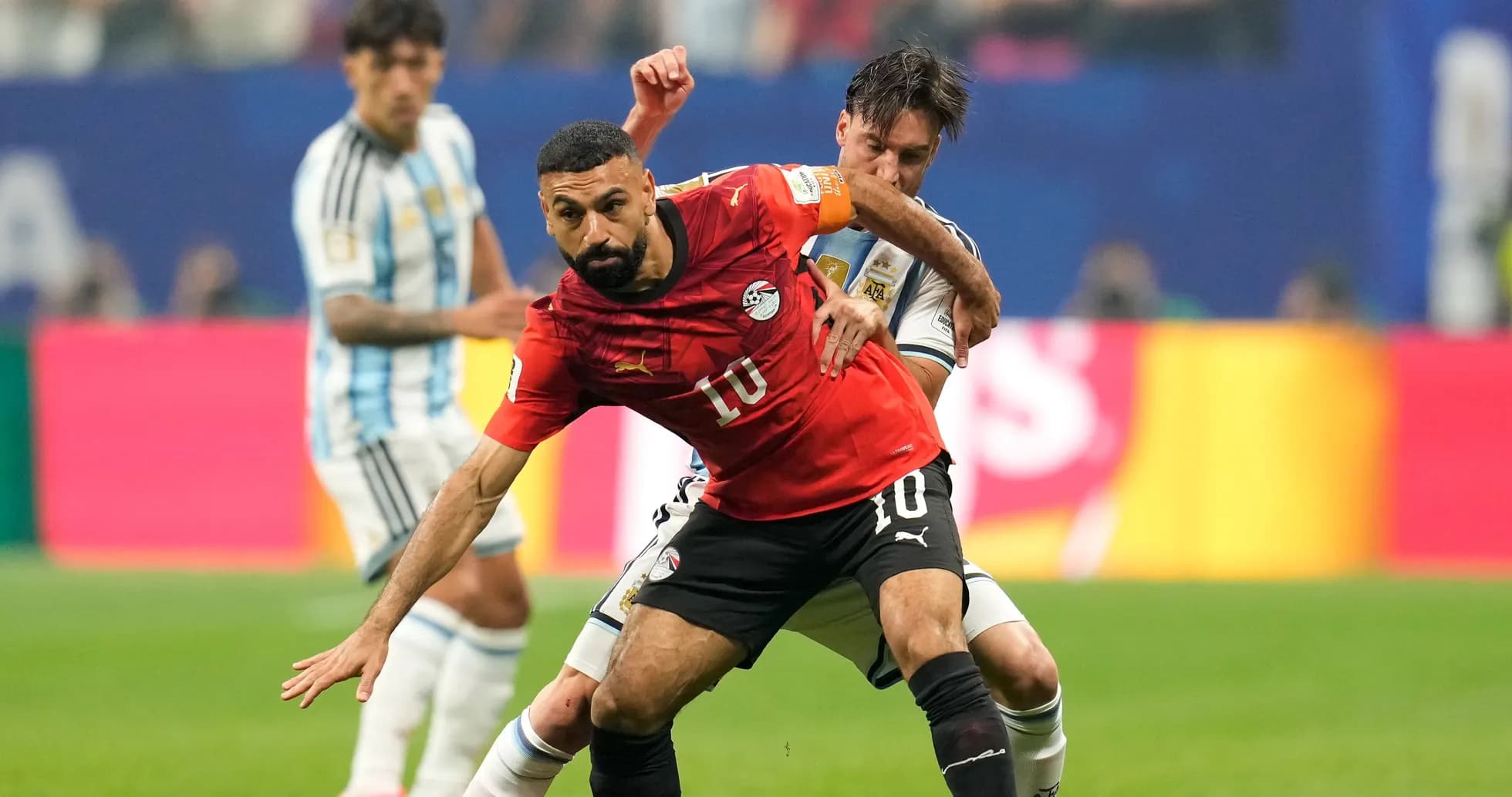 Joueur égyptien dribblant contre un joueur argentin Joueur égyptien dribblant contre un joueur argentin