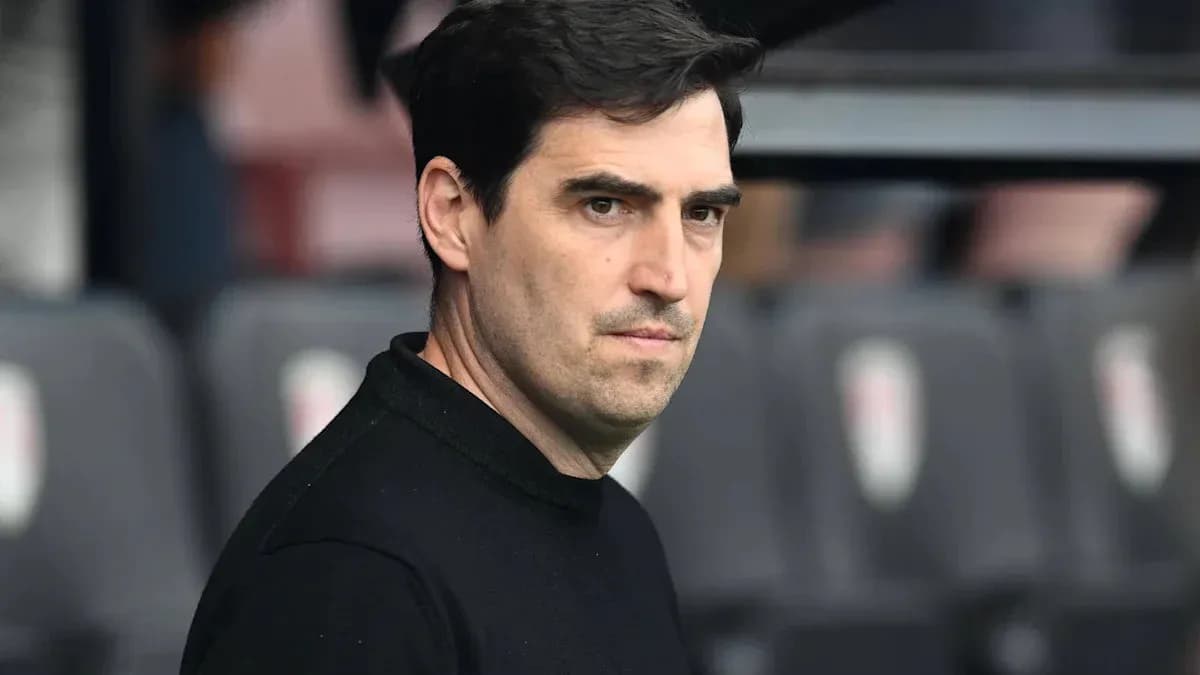 Entraîneur observant le match depuis le banc Entraîneur observant le match depuis le banc