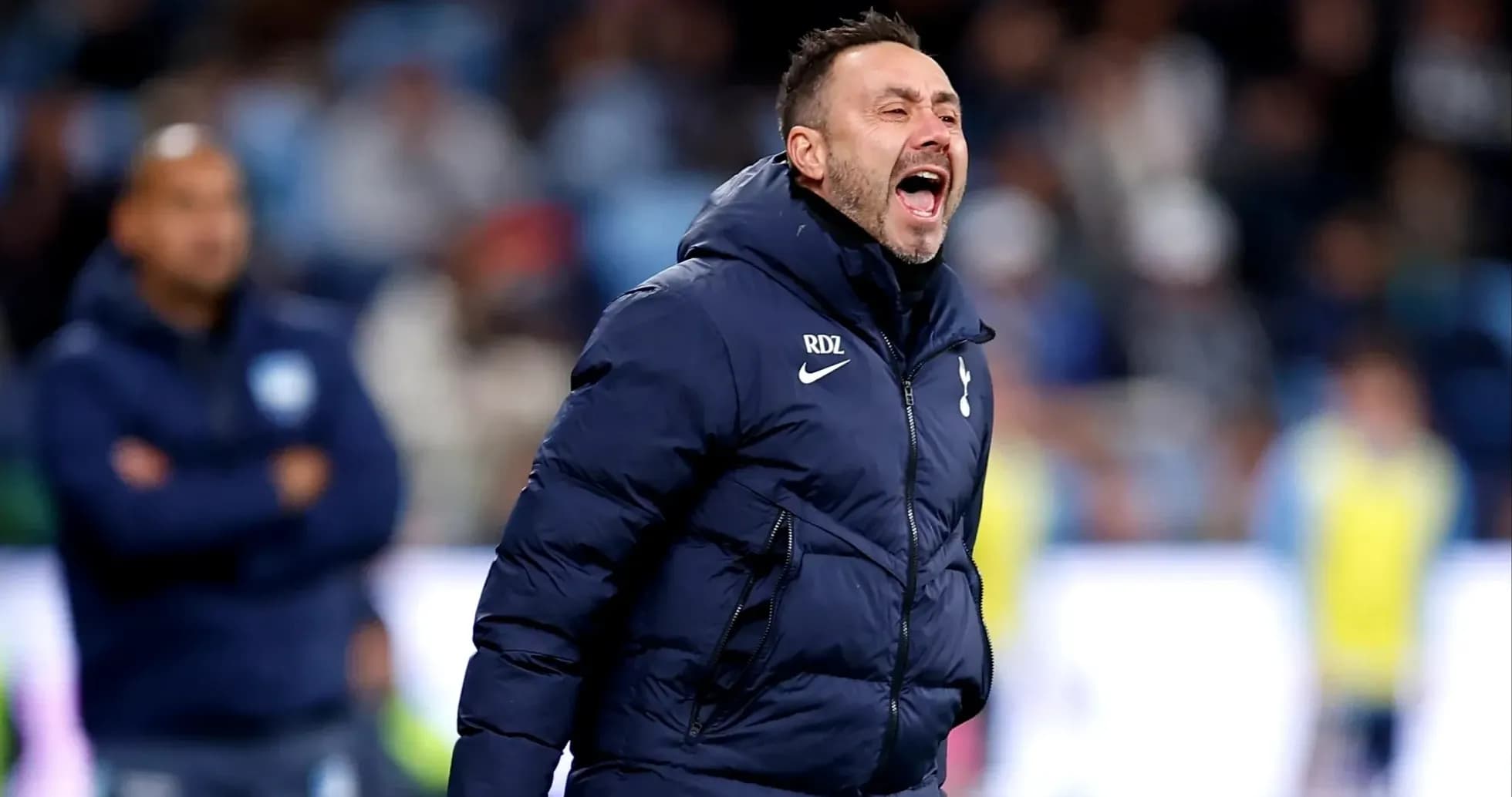 Entraîneur de Tottenham donnant des instructions sur le terrain Entraîneur de Tottenham donnant des instructions sur le terrain