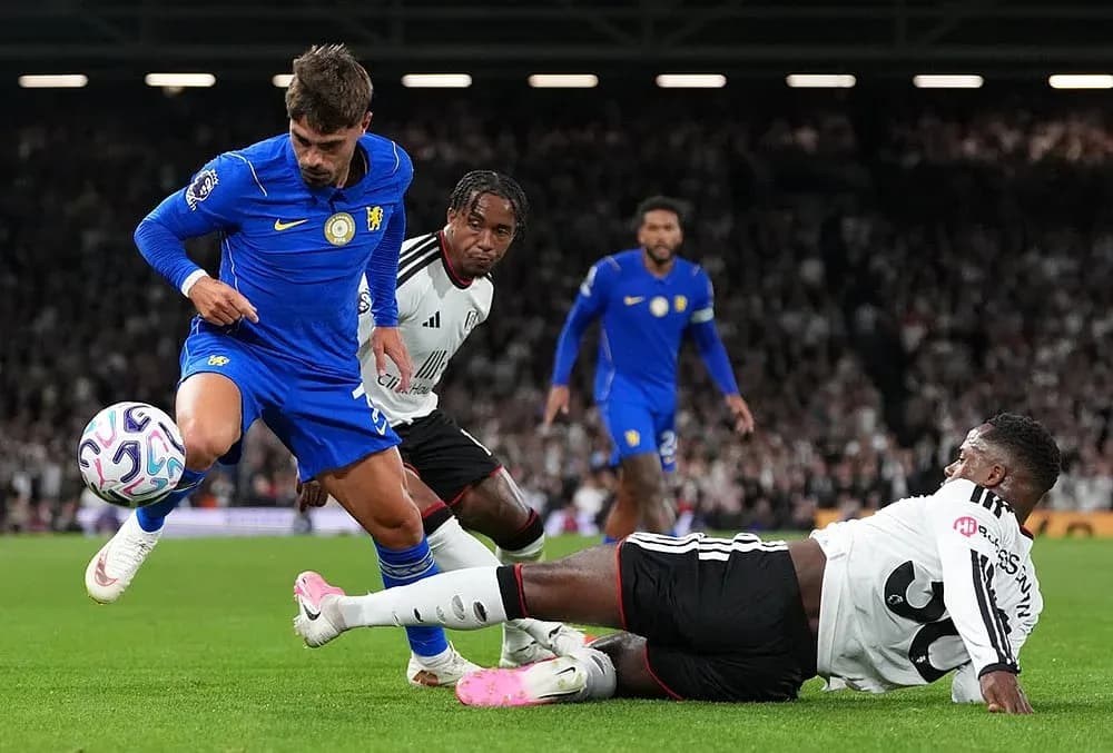 Un joueur de Chelsea dribble un adversaire de Fulham Un joueur de Chelsea dribble un adversaire de Fulham