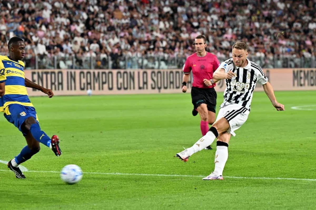 Joueur de la Juventus tirant au but contre Parme Joueur de la Juventus tirant au but contre Parme