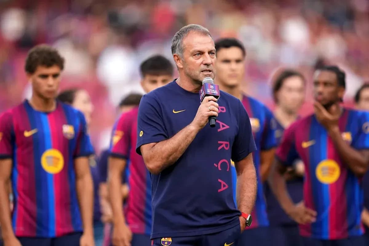Entraîneur parlant lors d'un événement avec joueurs de Barça Entraîneur parlant lors d'un événement avec joueurs de Barça