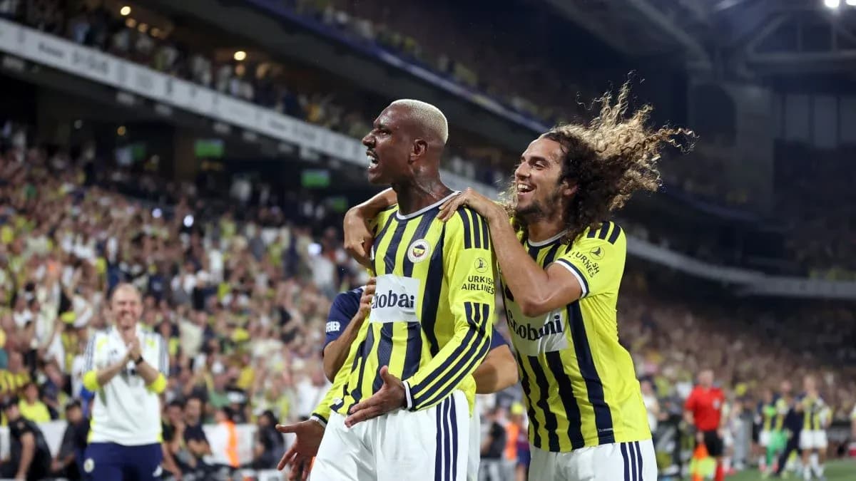 Joueurs de Fenerbahçe célébrant un but Joueurs de Fenerbahçe célébrant un but