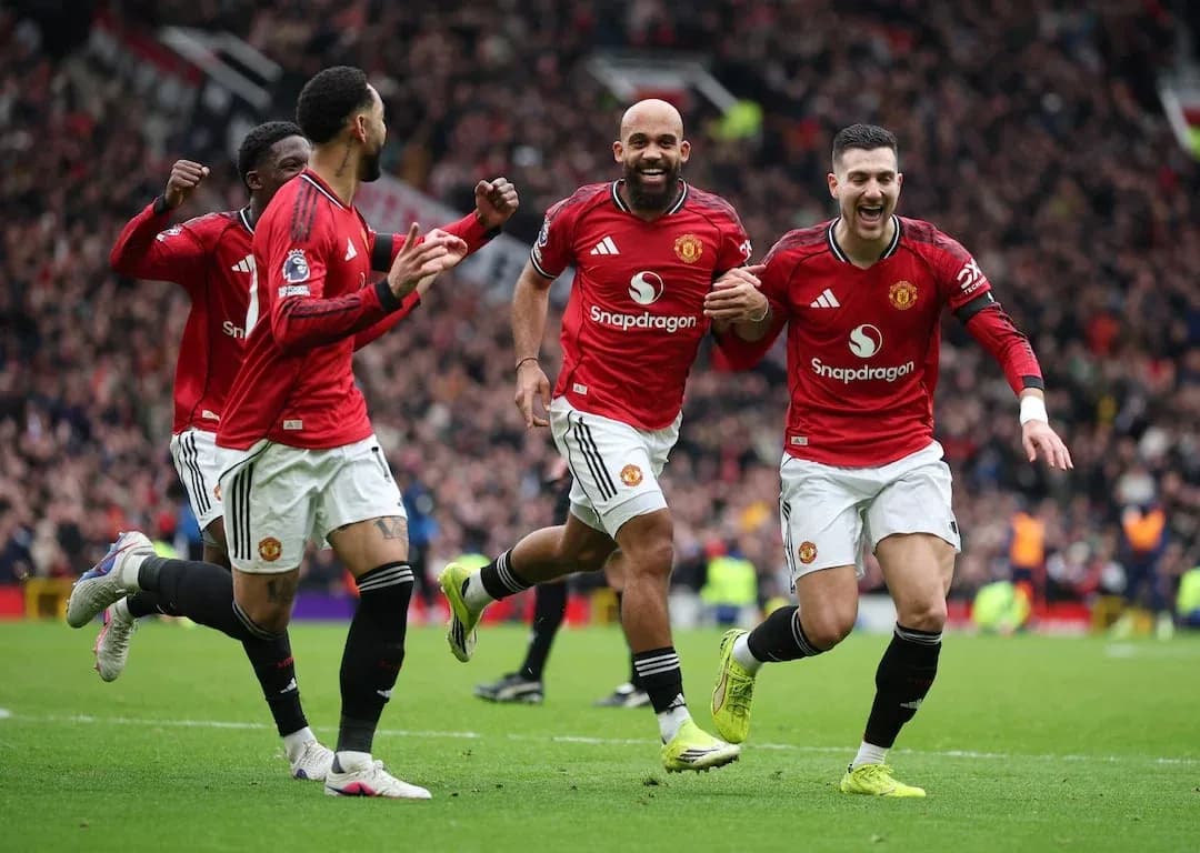 Quatre joueurs de Manchester United célébrant un but Quatre joueurs de Manchester United célébrant un but