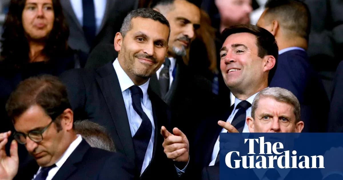 Deux hommes souriant dans les tribunes d'un stade Deux hommes souriant dans les tribunes d'un stade