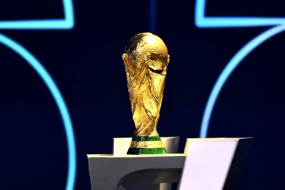 Trophée de la Coupe du Monde sur un podium Trophée de la Coupe du Monde sur un podium