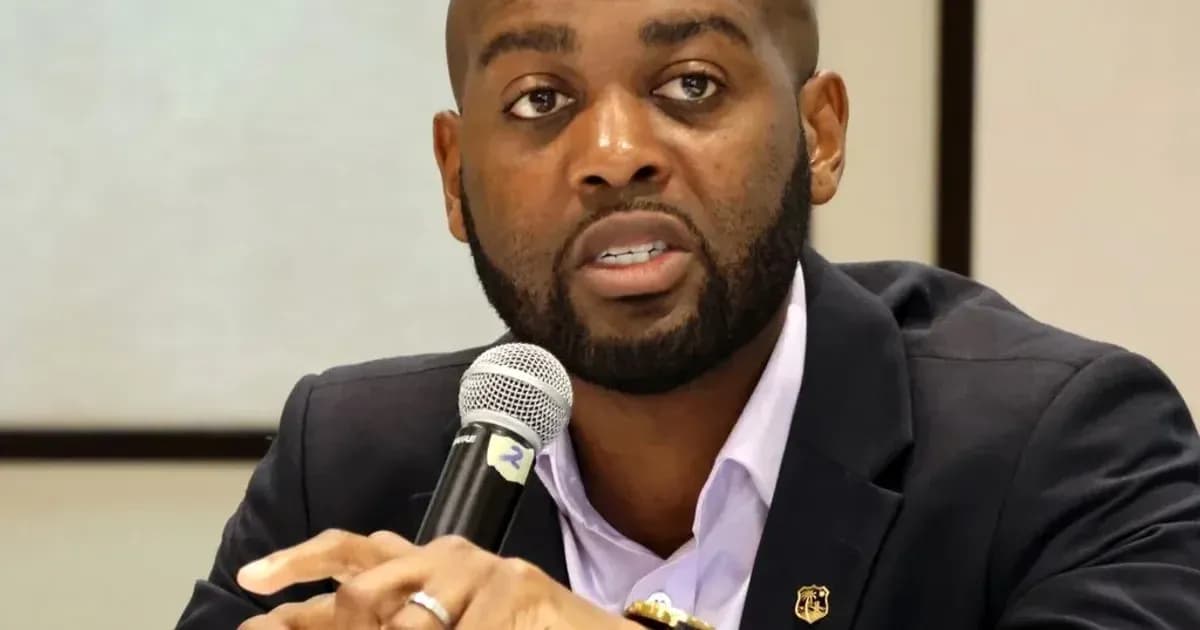 Homme parlant avec un microphone lors d'une conférence Homme parlant avec un microphone lors d'une conférence