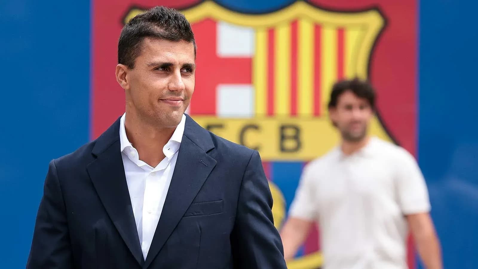 Homme en costume devant logo du FC Barcelone Homme en costume devant logo du FC Barcelone