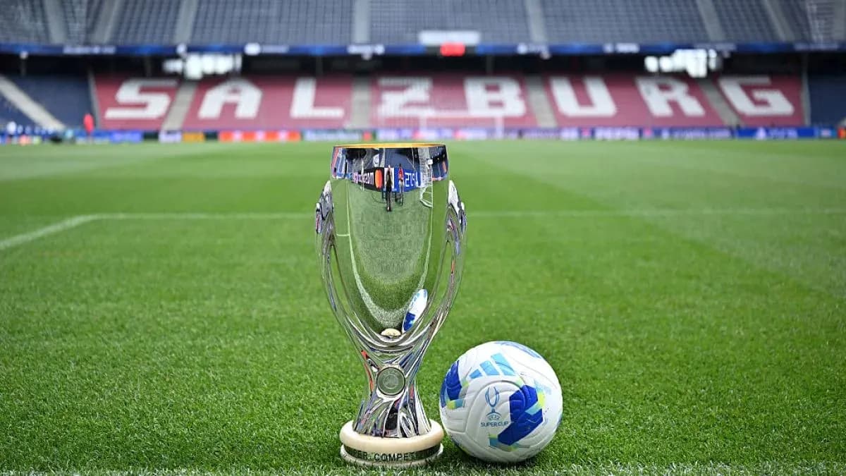 Trophée de football et ballon sur terrain à Salzbourg Trophée de football et ballon sur terrain à Salzbourg