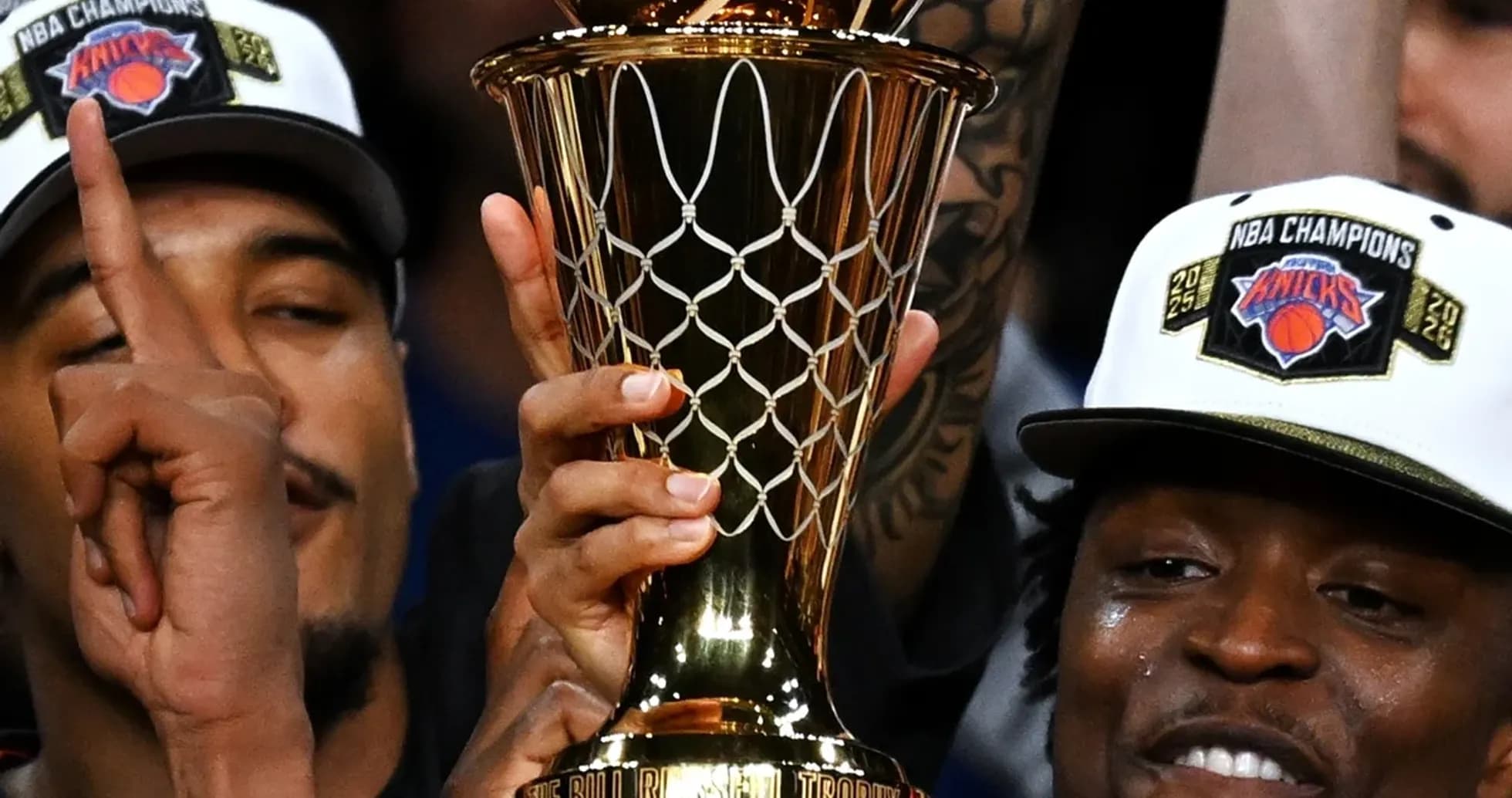 Joueur levant le trophée NBA avec coéquipiers Joueur levant le trophée NBA avec coéquipiers