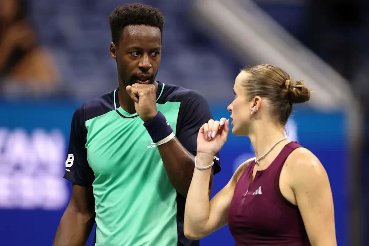 Joueurs discutant pendant un match de tennis Joueurs discutant pendant un match de tennis