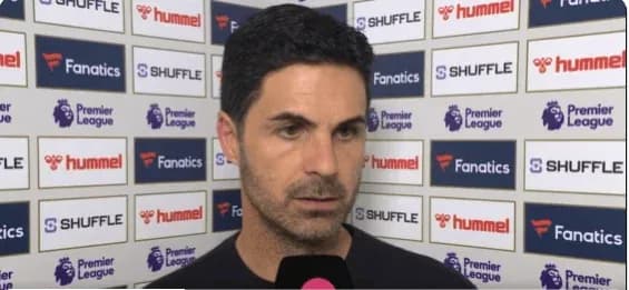 Entraîneur parlant lors d'une interview post-match Entraîneur parlant lors d'une interview post-match