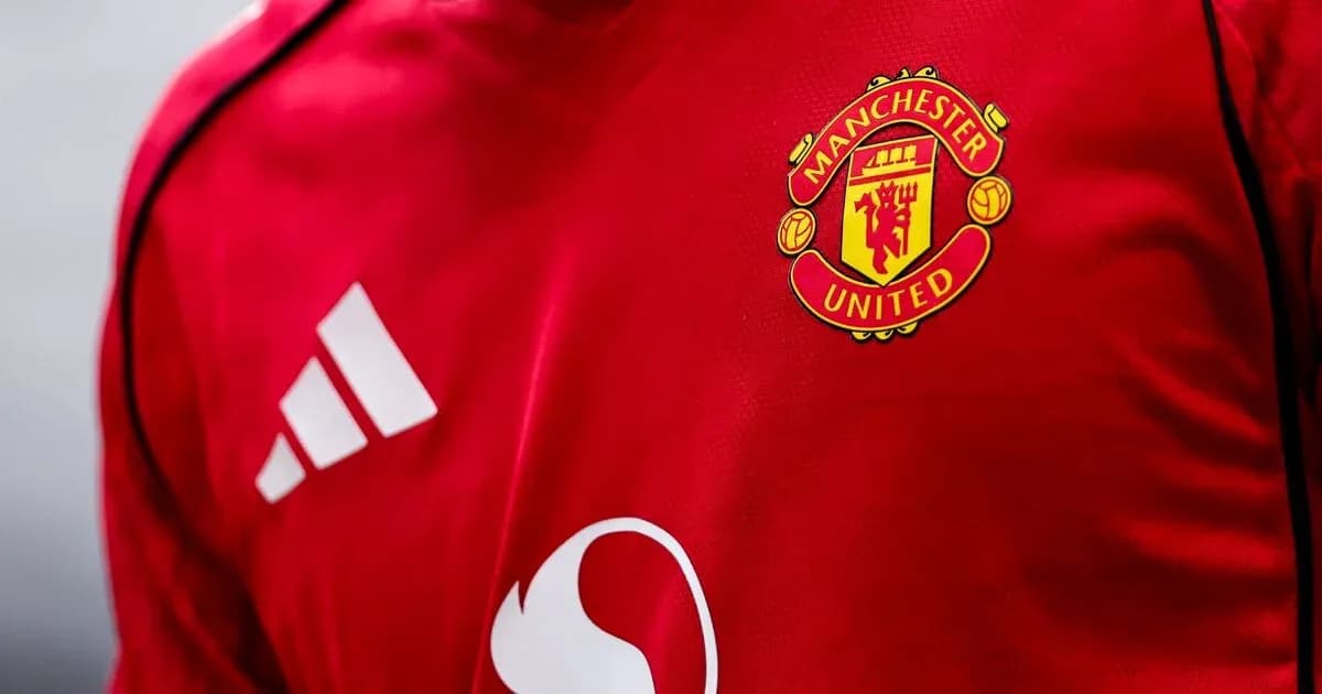 Logo de Manchester United sur maillot rouge Logo de Manchester United sur maillot rouge