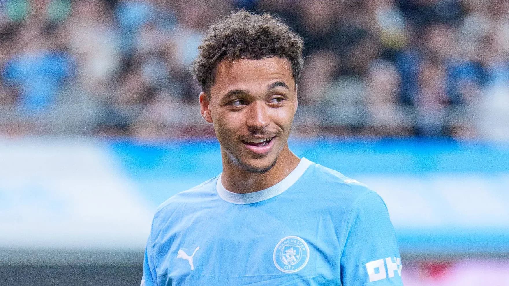 Joueur de Manchester City souriant sur le terrain Joueur de Manchester City souriant sur le terrain