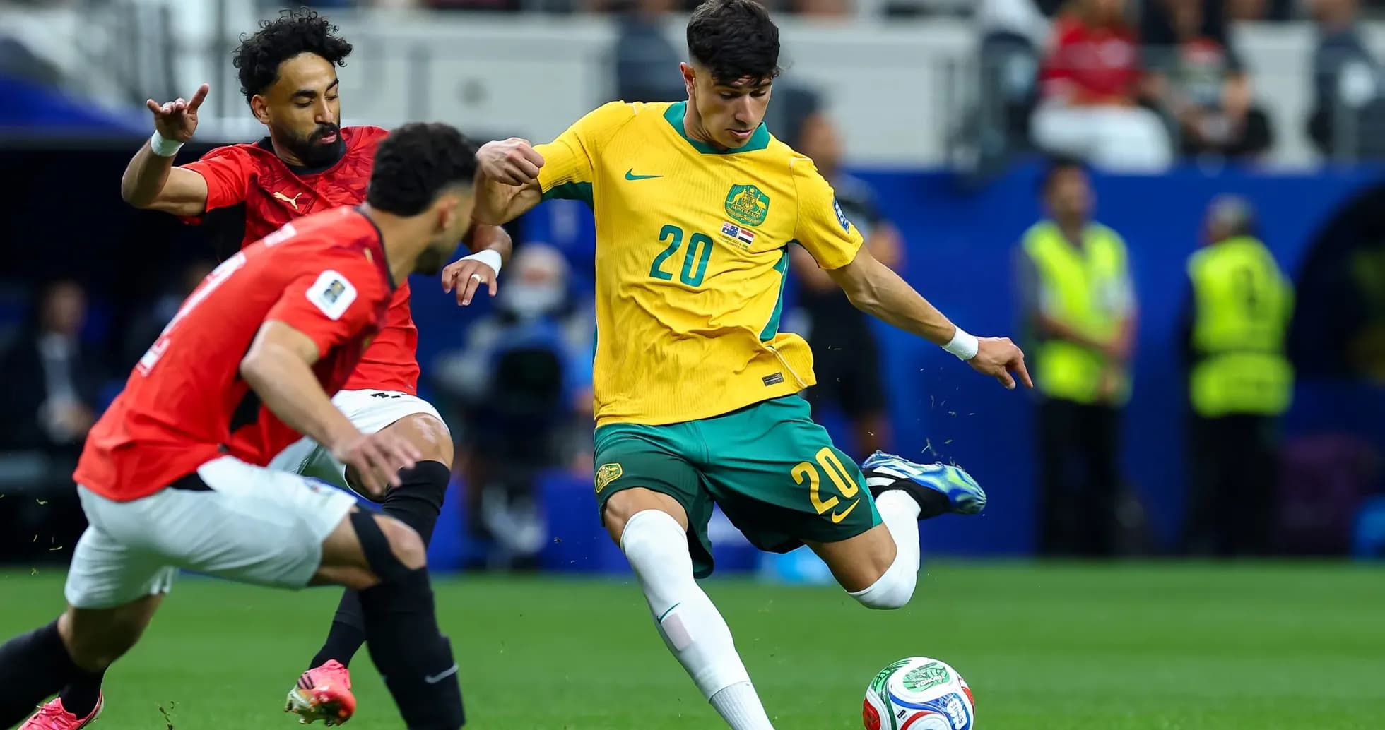 Joueur australien dribblant un adversaire égyptien Joueur australien dribblant un adversaire égyptien