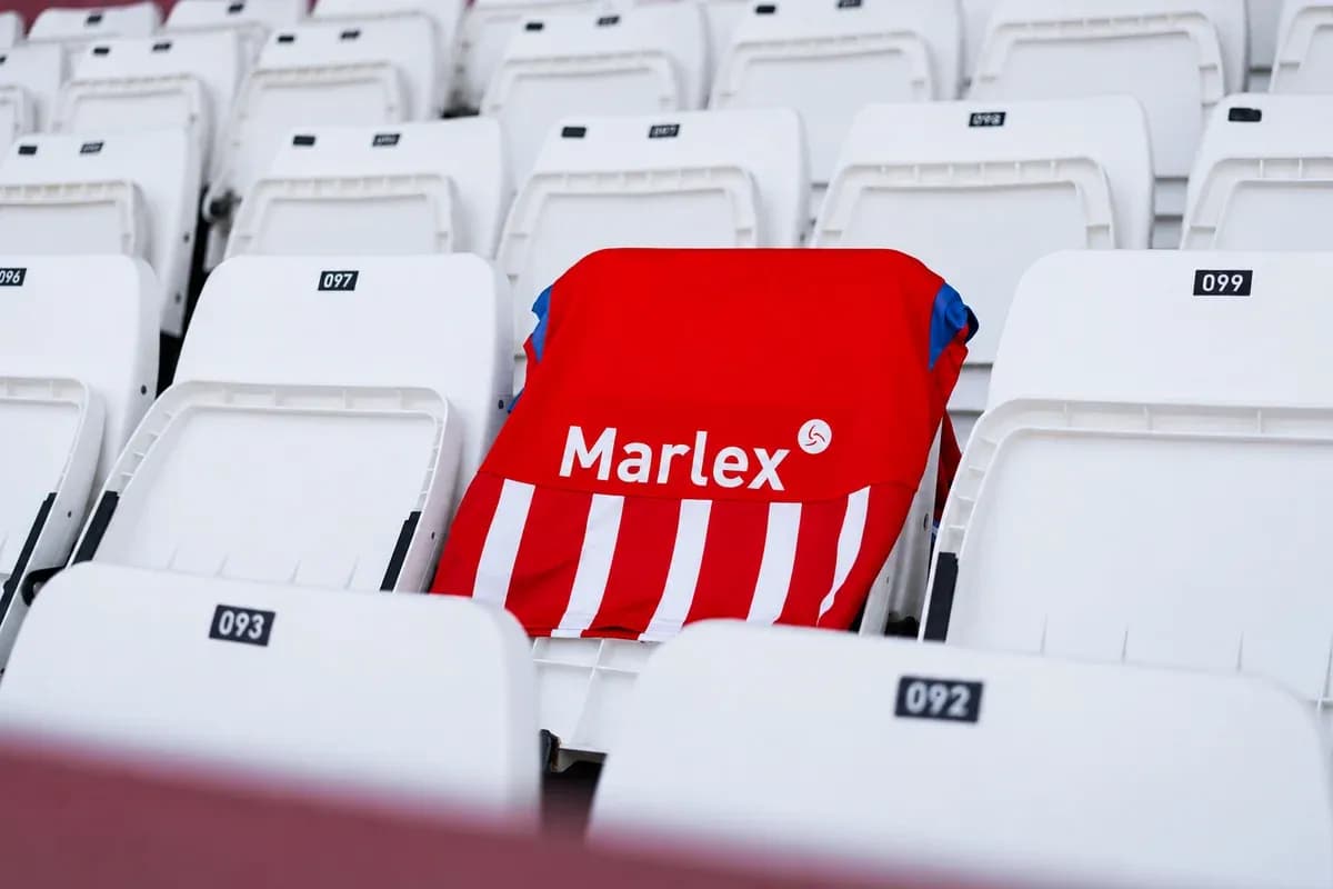 Maillot rouge avec rayures sur un siège vide Maillot rouge avec rayures sur un siège vide