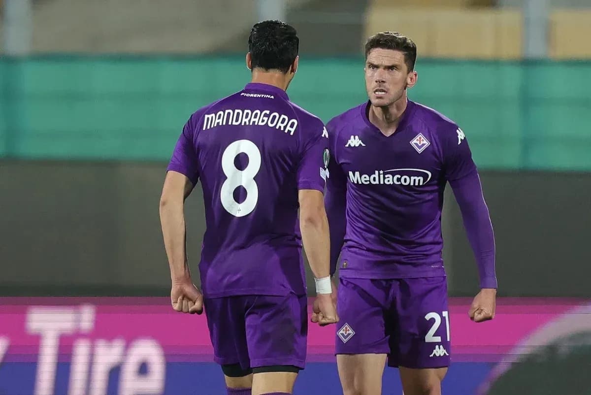 Deux joueurs de la Fiorentina célébrant ensemble Deux joueurs de la Fiorentina célébrant ensemble
