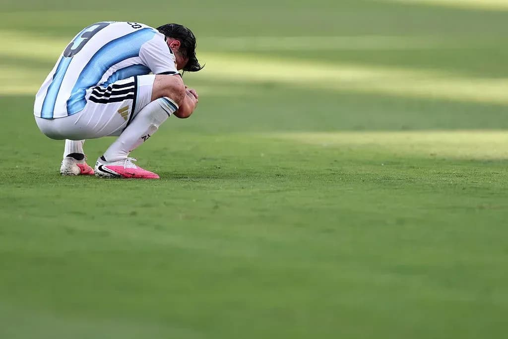 Joueur argentin accroupi sur le terrain après un match Joueur argentin accroupi sur le terrain après un match
