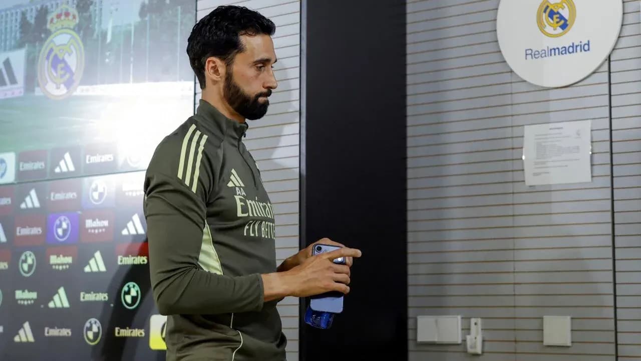 Joueur de Real Madrid entrant avec une bouteille d'eau Joueur de Real Madrid entrant avec une bouteille d'eau
