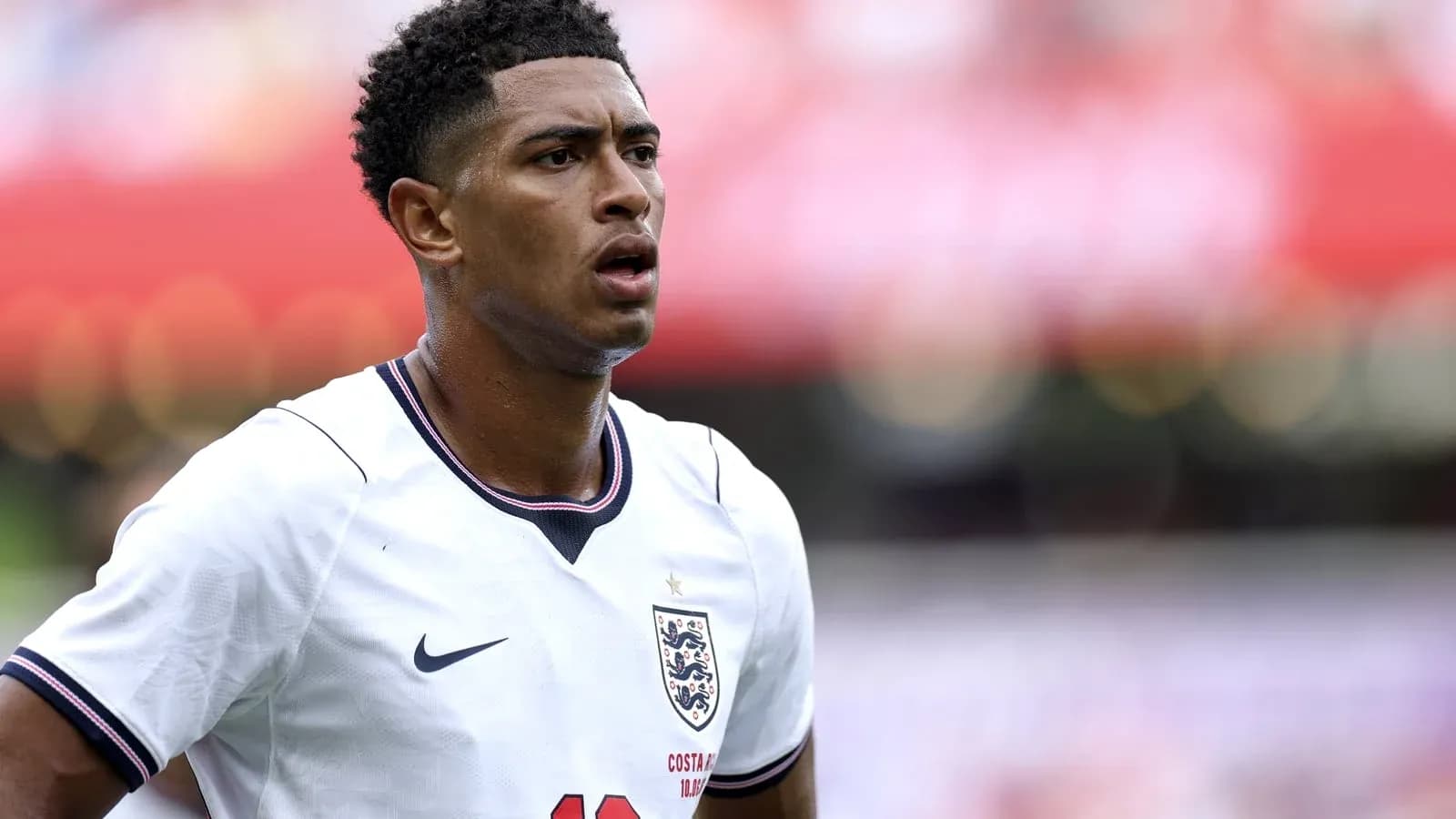 Joueur en maillot de l'Angleterre sur le terrain Joueur en maillot de l'Angleterre sur le terrain