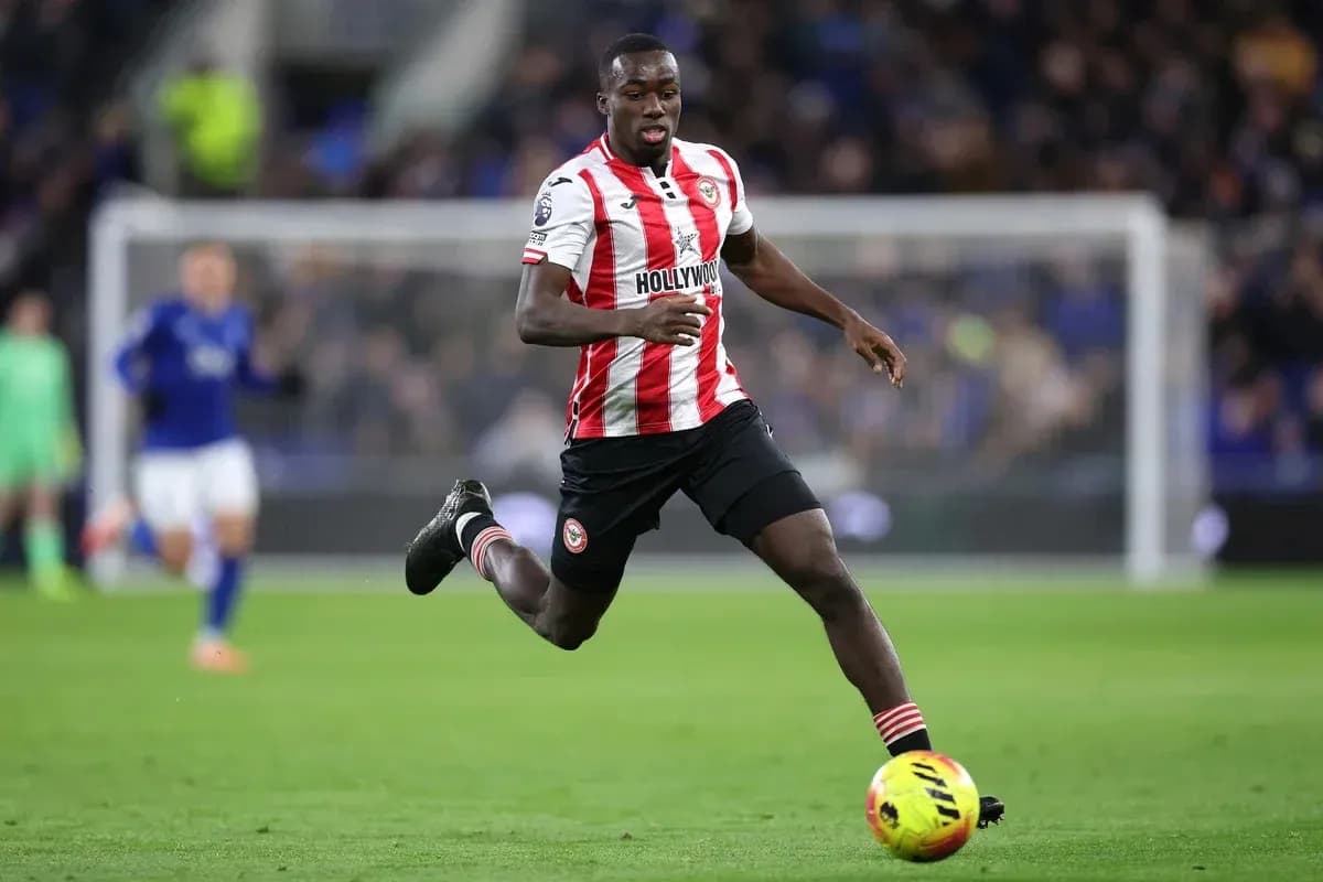 Joueur de Brentford courant avec le ballon sur le terrain Joueur de Brentford courant avec le ballon sur le terrain