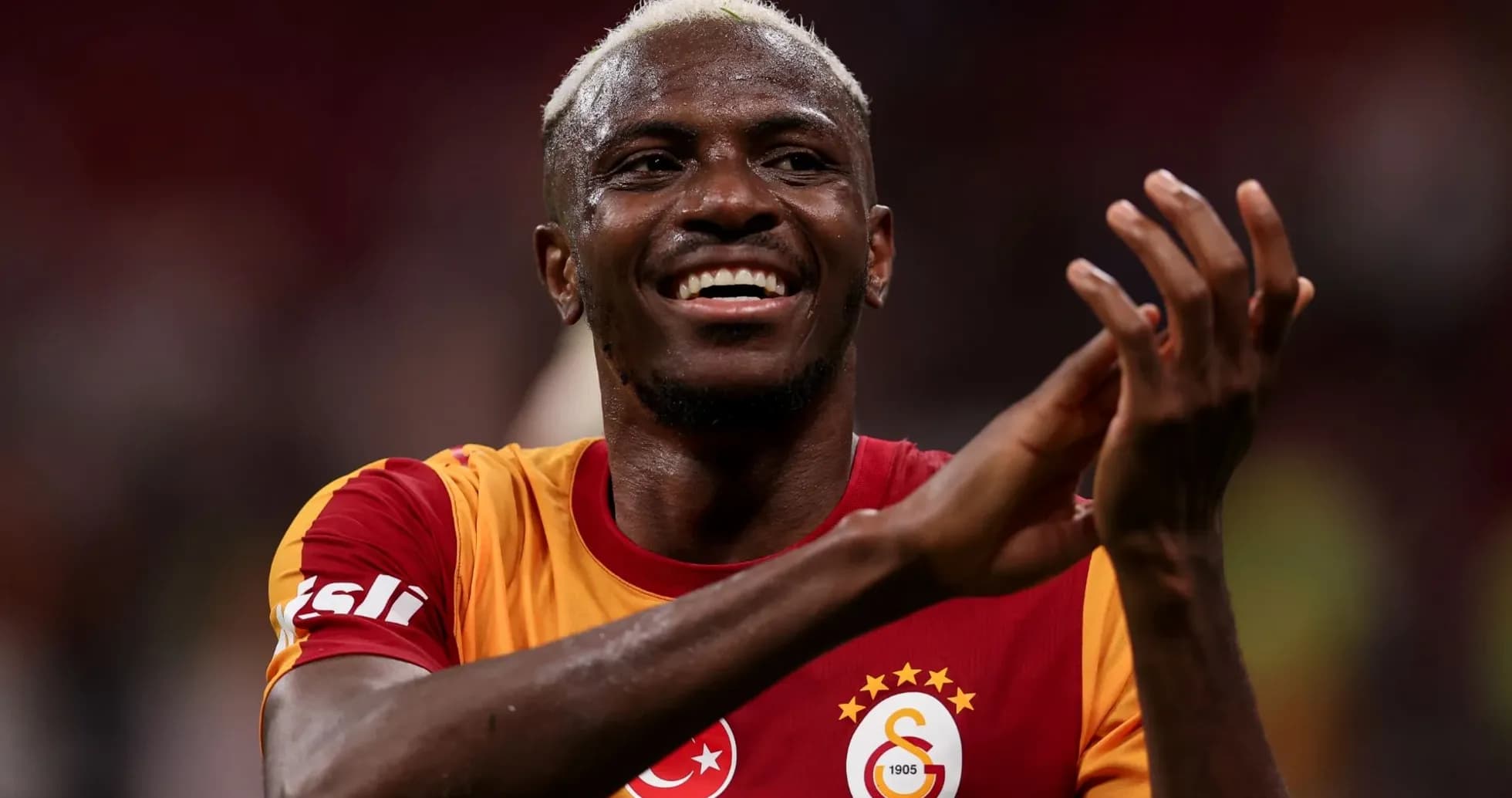 Joueur de Galatasaray applaudissant après le match Joueur de Galatasaray applaudissant après le match