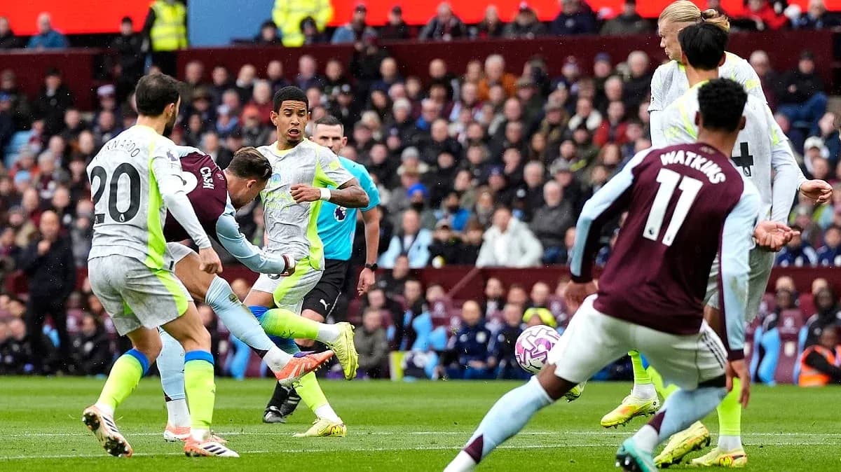 Action intense entre Manchester City et Aston Villa Action intense entre Manchester City et Aston Villa