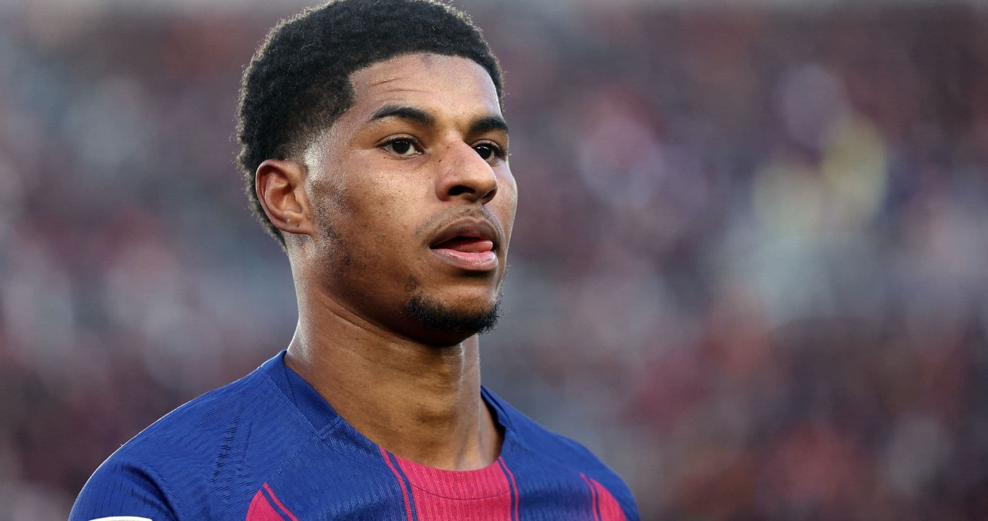 Joueur de football en tenue de Barcelone sur le terrain Joueur de football en tenue de Barcelone sur le terrain
