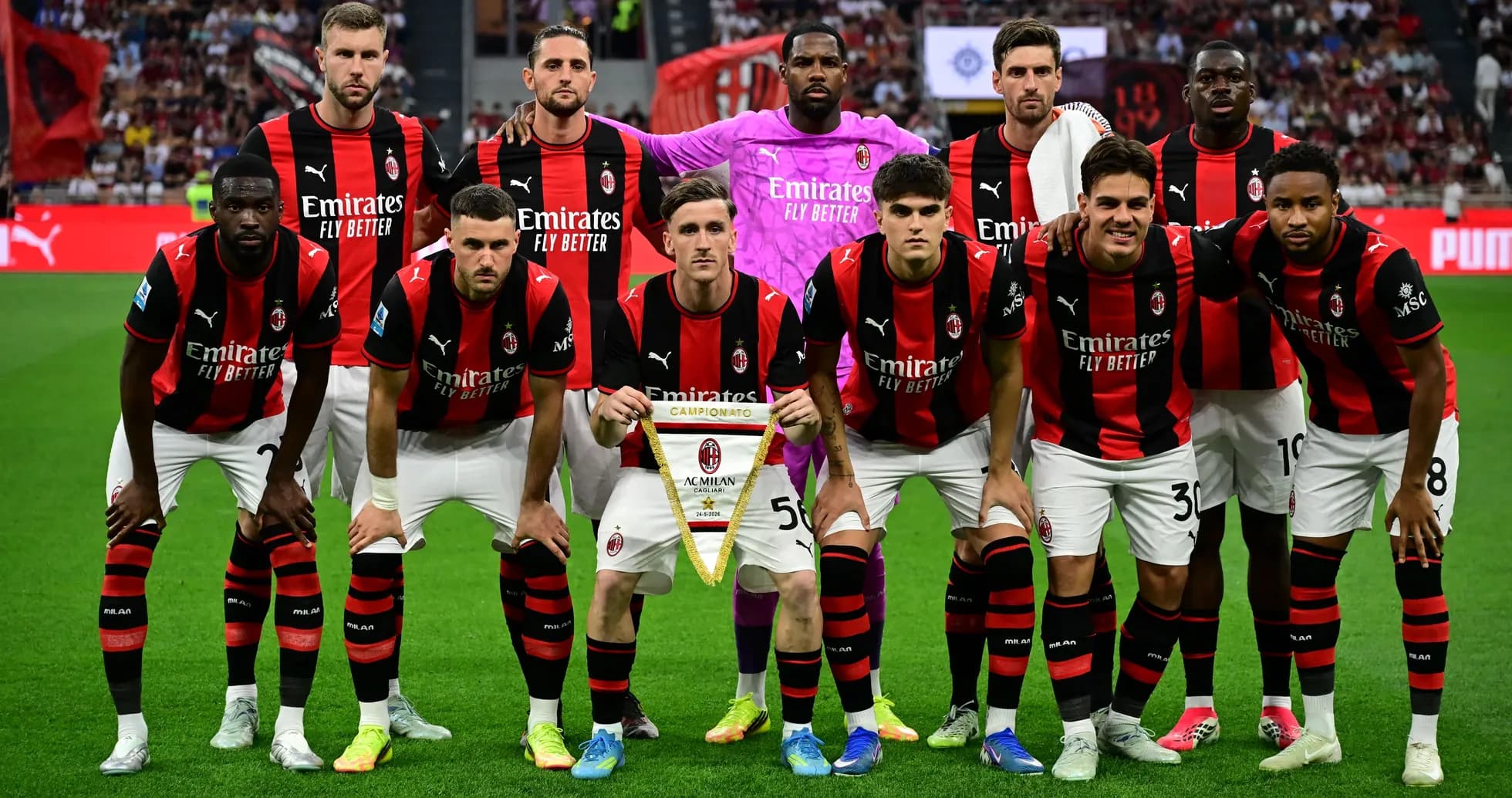 Équipe AC Milan posant avec un trophée Équipe AC Milan posant avec un trophée