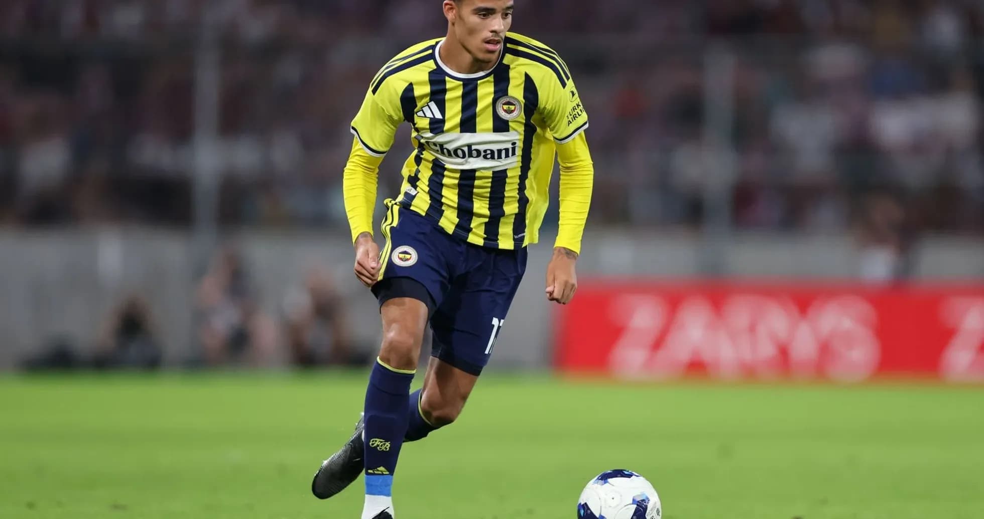 Joueur de Fenerbahçe en action sur le terrain Joueur de Fenerbahçe en action sur le terrain
