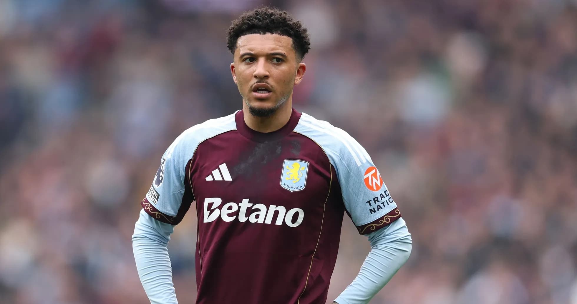 Joueur d'Aston Villa sur le terrain pendant un match Joueur d'Aston Villa sur le terrain pendant un match