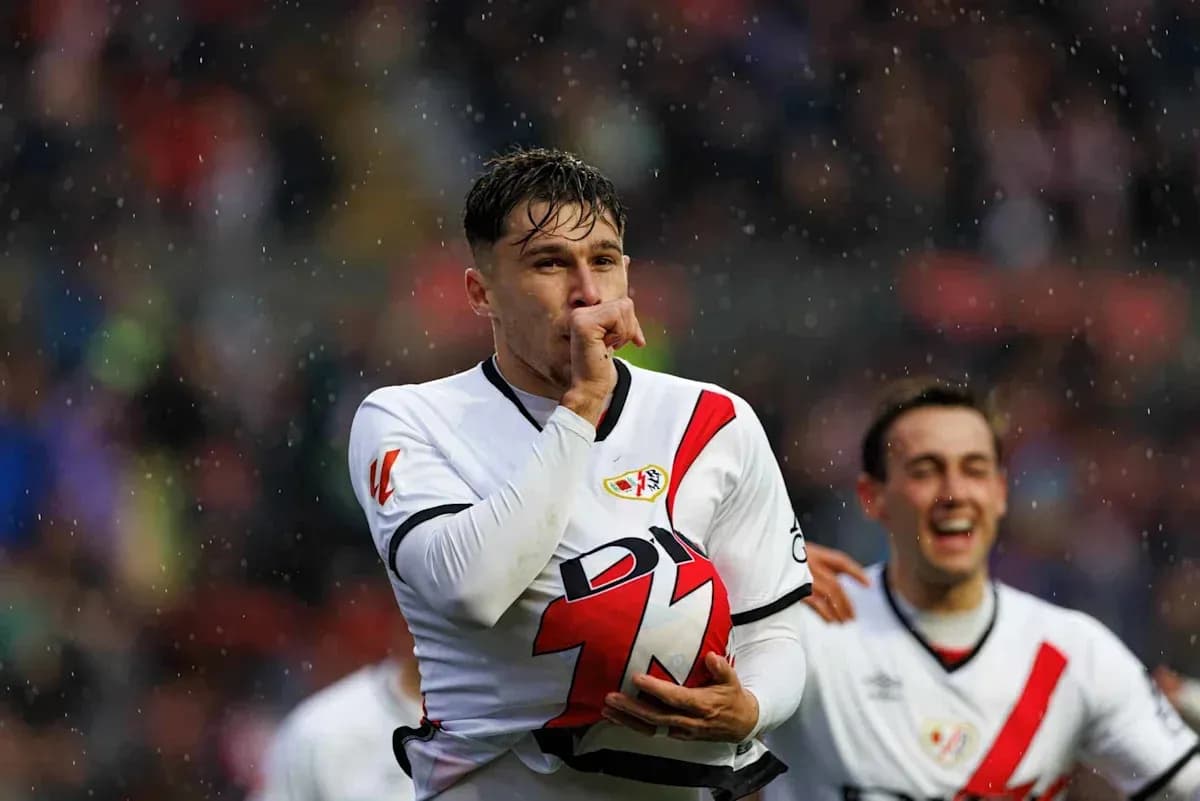 Joueur célébrant avec le ballon sous la pluie Joueur célébrant avec le ballon sous la pluie