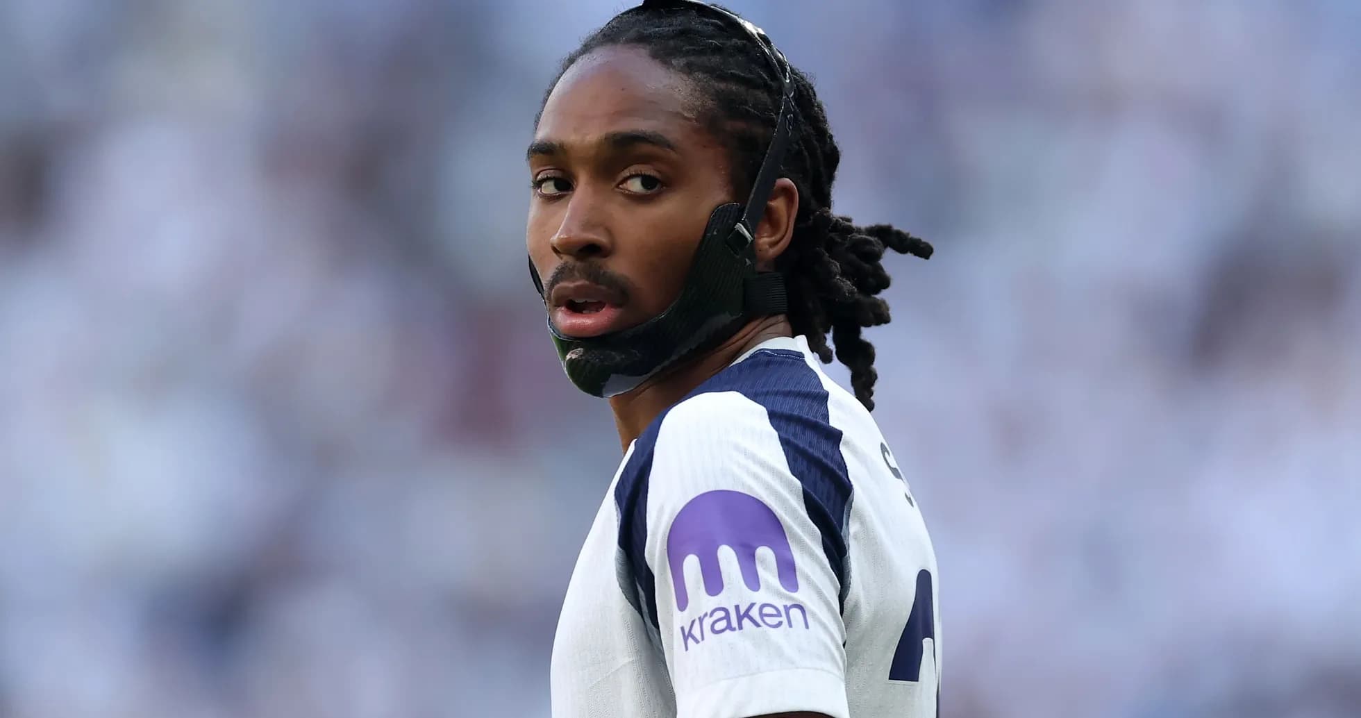 Joueur avec un masque sur le terrain de football Joueur avec un masque sur le terrain de football