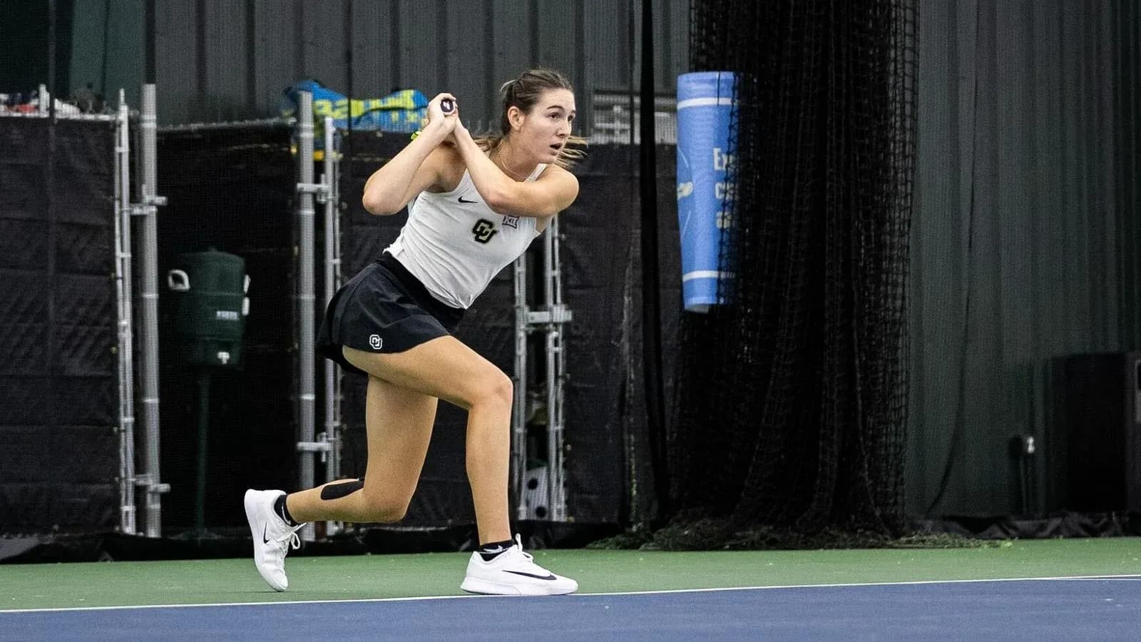 Joueuse de tennis se préparant à frapper la balle Joueuse de tennis se préparant à frapper la balle