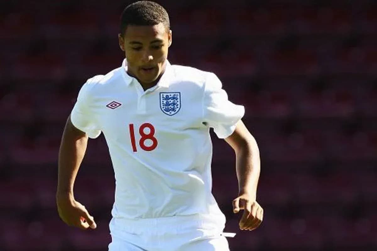Joueur anglais en maillot blanc courant sur le terrain Joueur anglais en maillot blanc courant sur le terrain