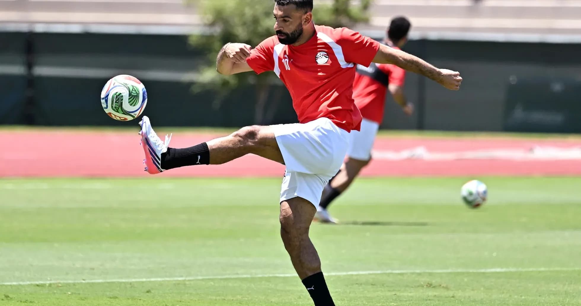 Joueur égyptien s'entraînant au football Joueur égyptien s'entraînant au football