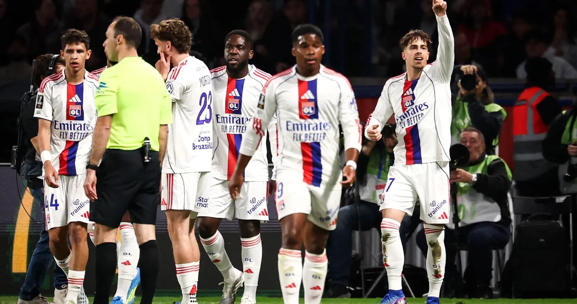 Joueurs de l'OL discutant avec l'arbitre lors d'un match Joueurs de l'OL discutant avec l'arbitre lors d'un match