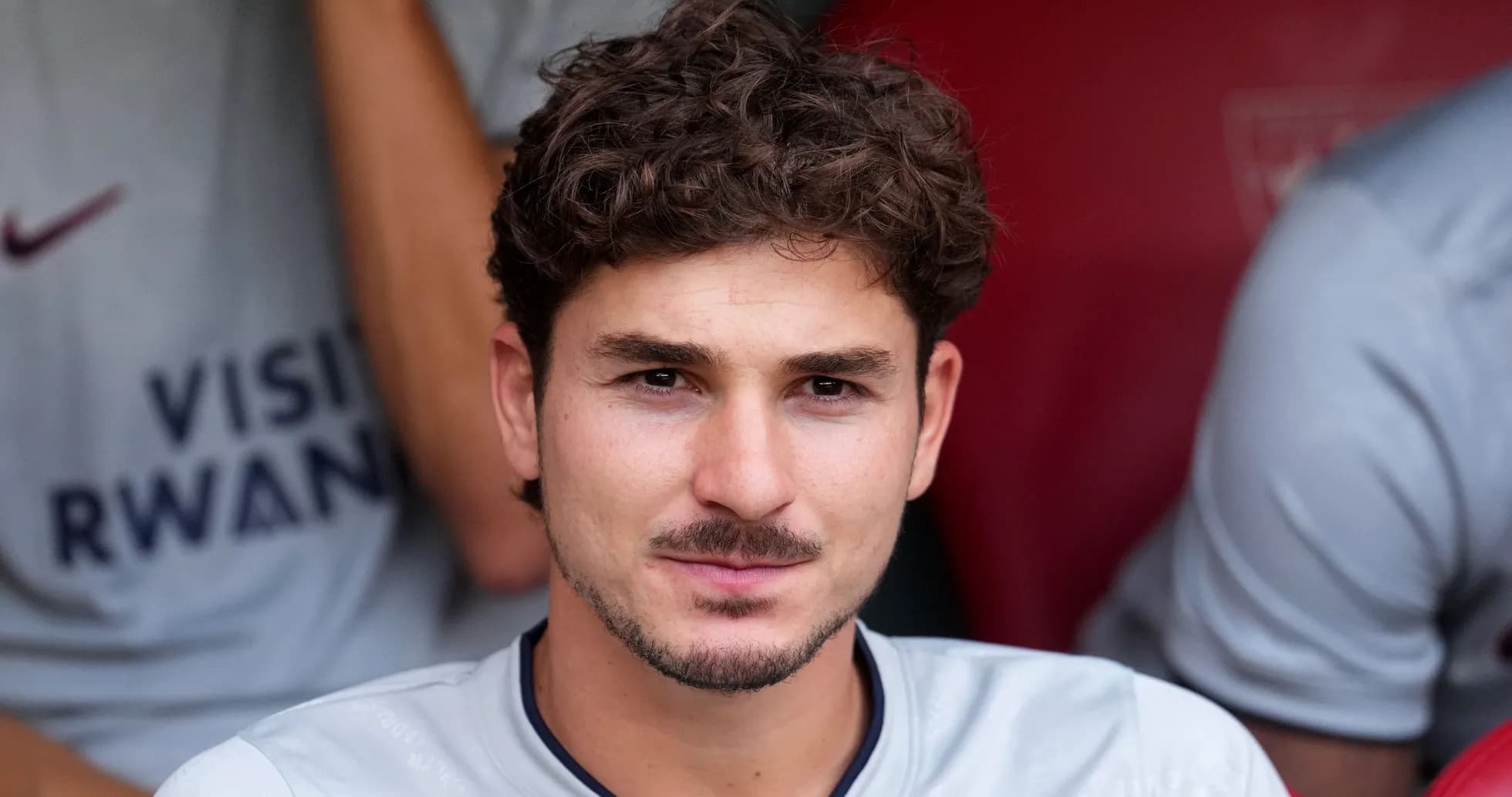 Joueur assis sur le banc de touche pendant un match Joueur assis sur le banc de touche pendant un match
