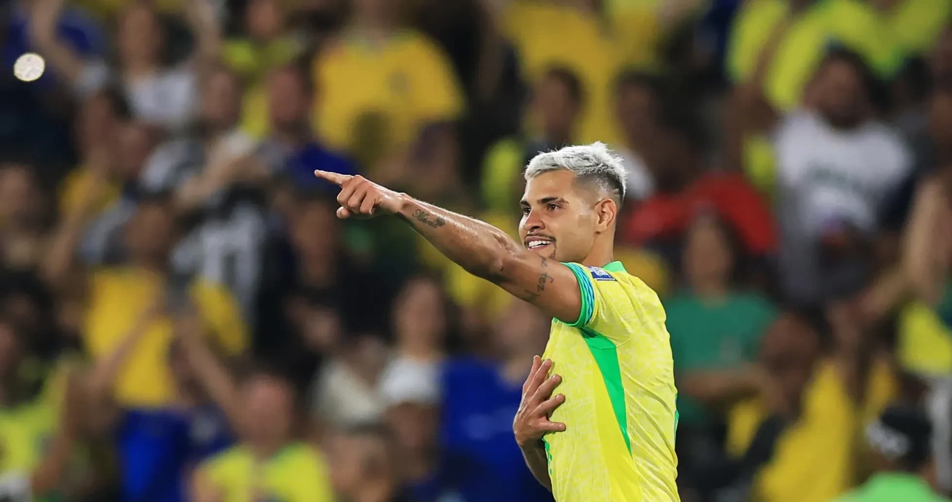 Joueur brésilien célébrant un but devant les supporters Joueur brésilien célébrant un but devant les supporters