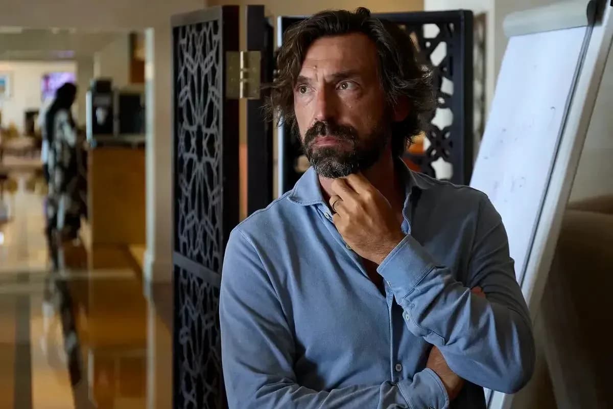 Homme pensant près d'un tableau blanc Homme pensant près d'un tableau blanc