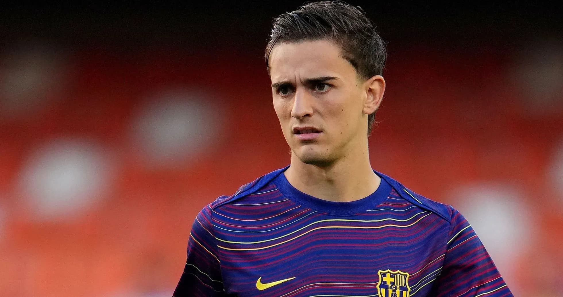 Joueur en tenue de FC Barcelone sur le terrain Joueur en tenue de FC Barcelone sur le terrain