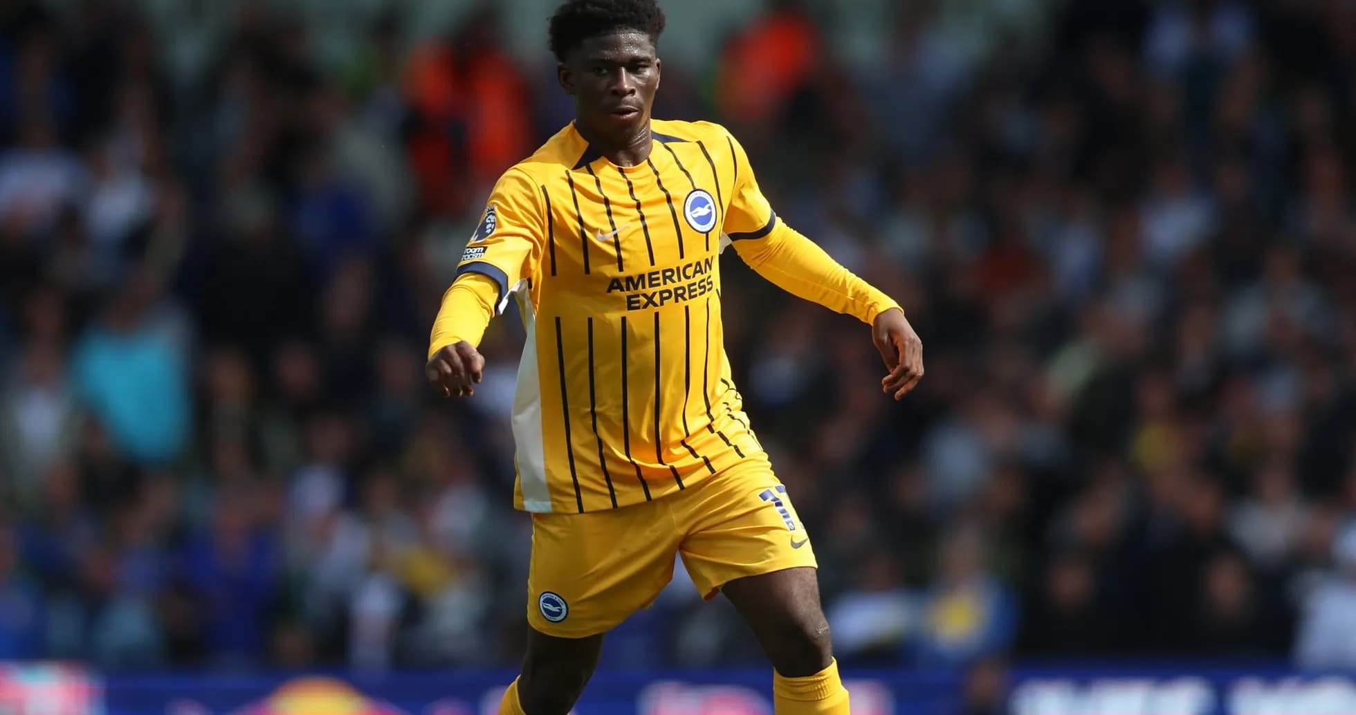 Joueur en action sur le terrain avec maillot jaune Joueur en action sur le terrain avec maillot jaune