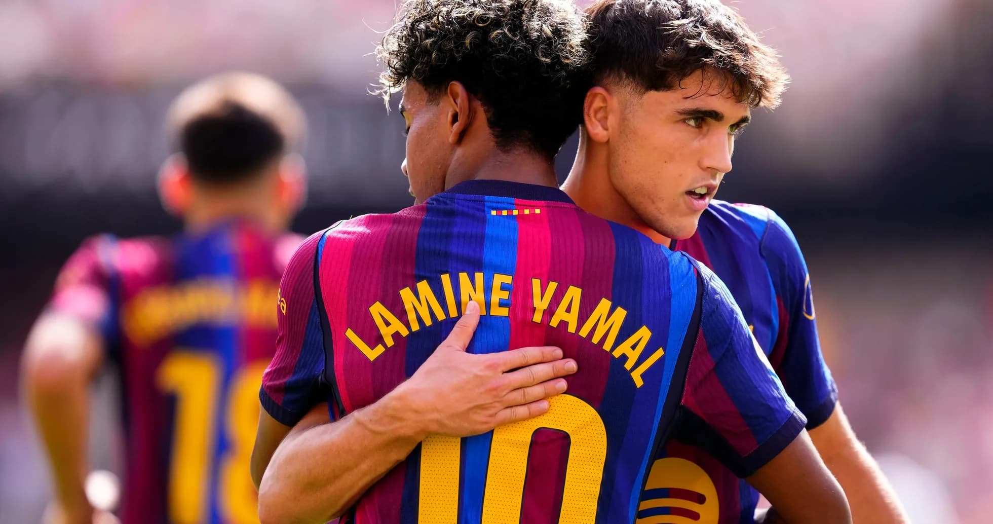 Deux joueurs de Barcelone s'étreignant sur le terrain Deux joueurs de Barcelone s'étreignant sur le terrain