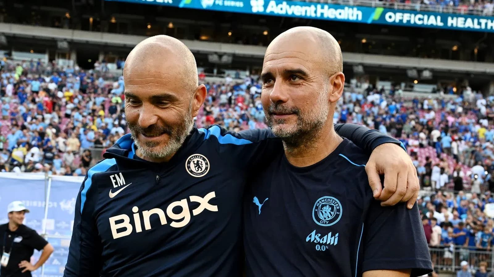 Deux entraîneurs se souriant après un match Deux entraîneurs se souriant après un match