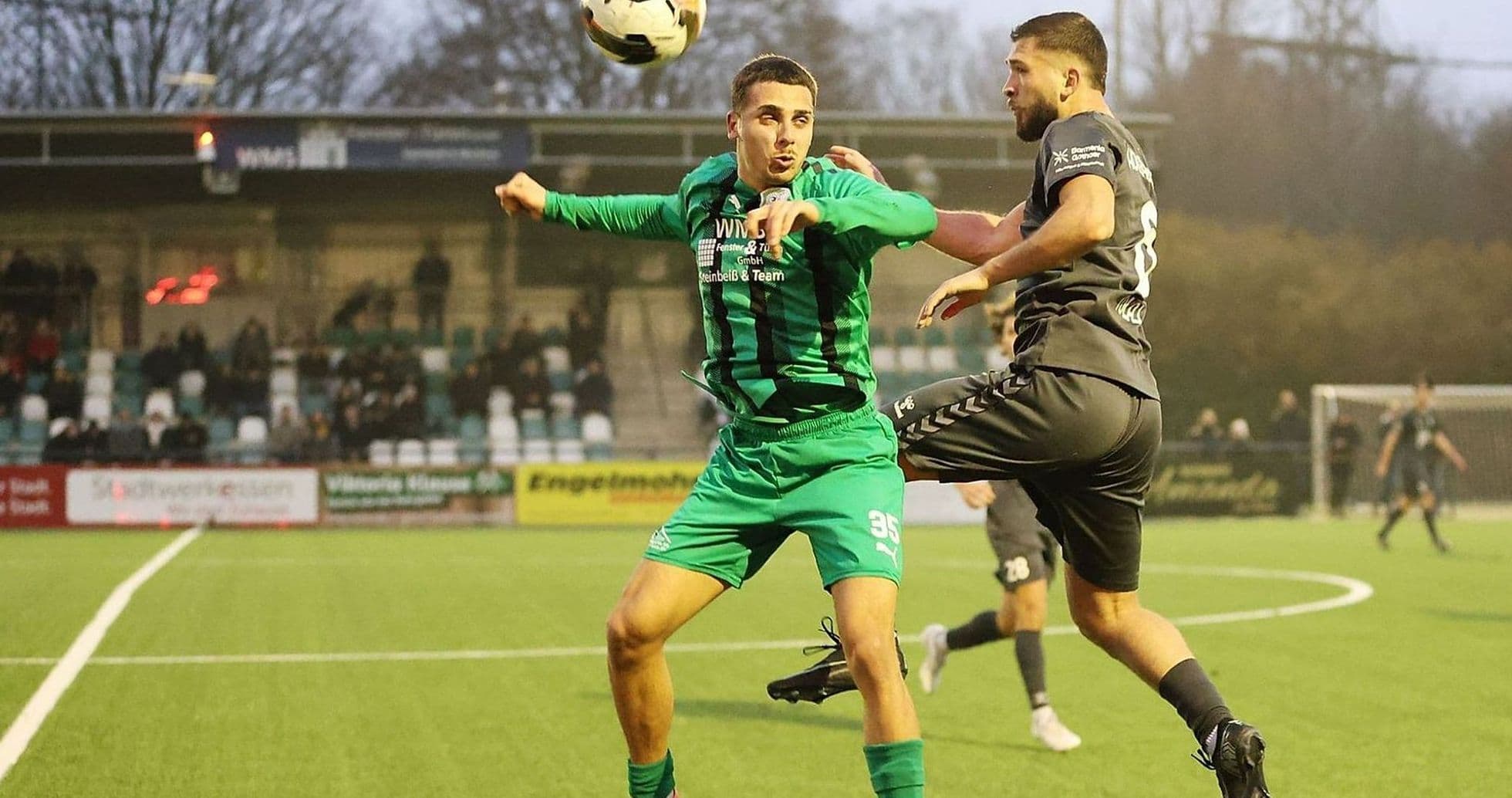 Deux joueurs en duel lors du match Deux joueurs en duel lors du match