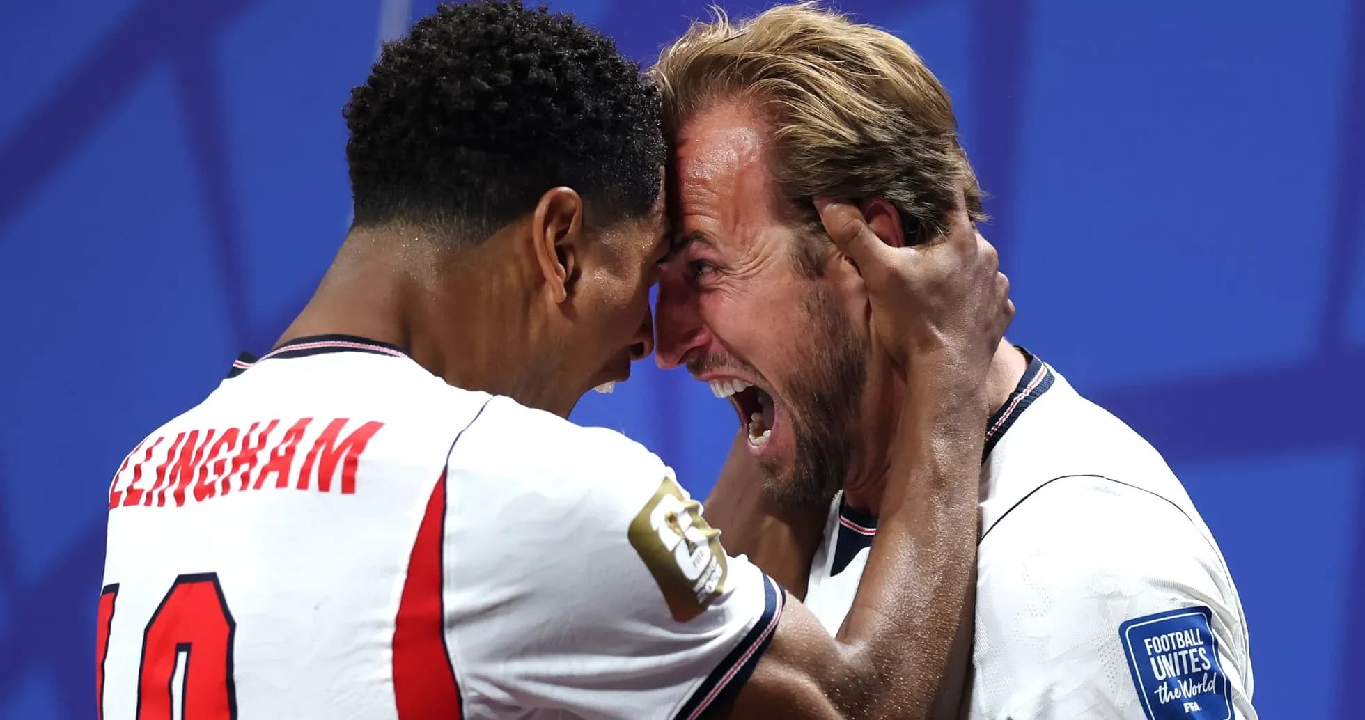 Joueurs célébrant un but ensemble Joueurs célébrant un but ensemble