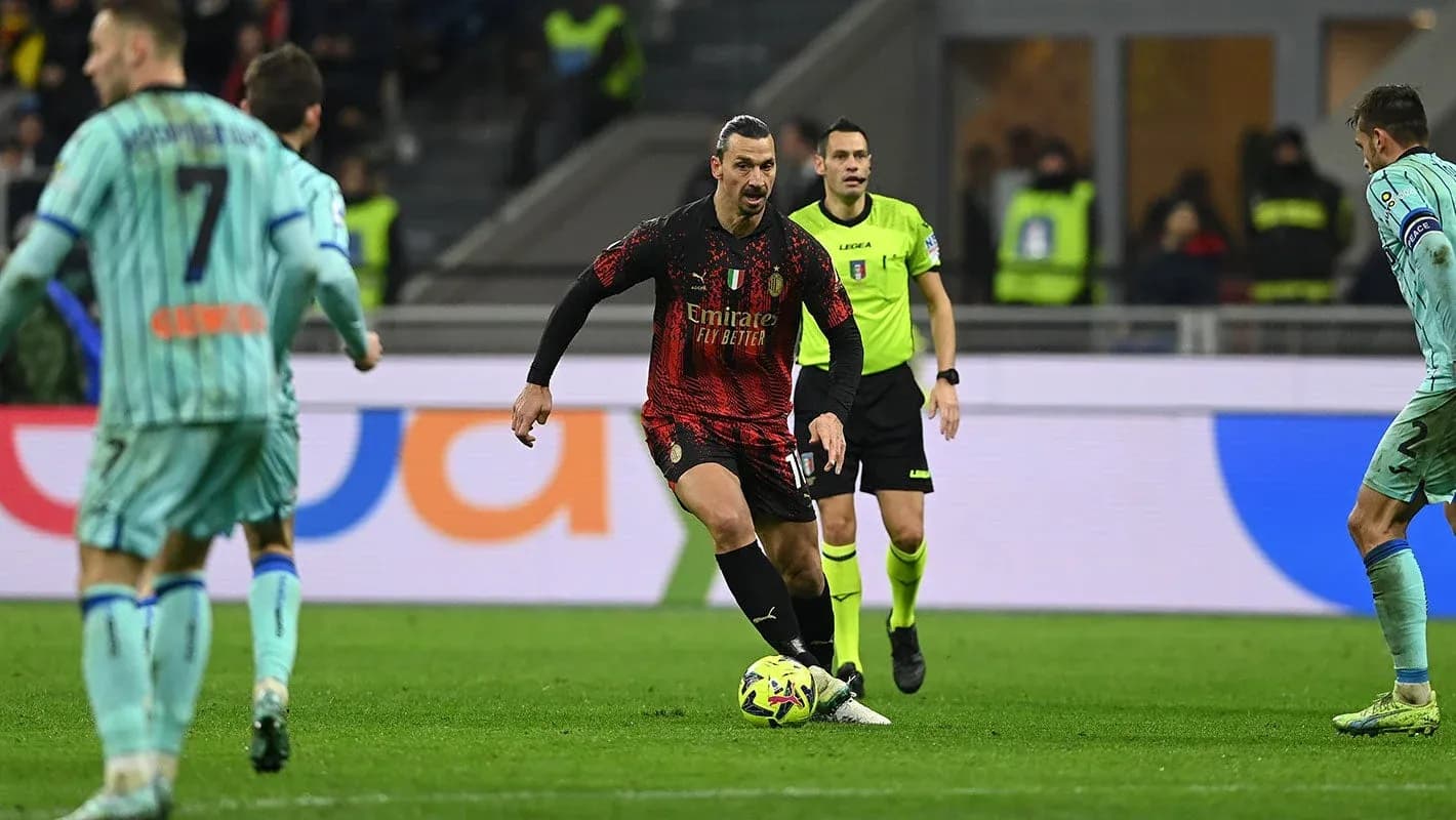 Zlatan Ibrahimović dribblant lors du match Zlatan Ibrahimović dribblant lors du match