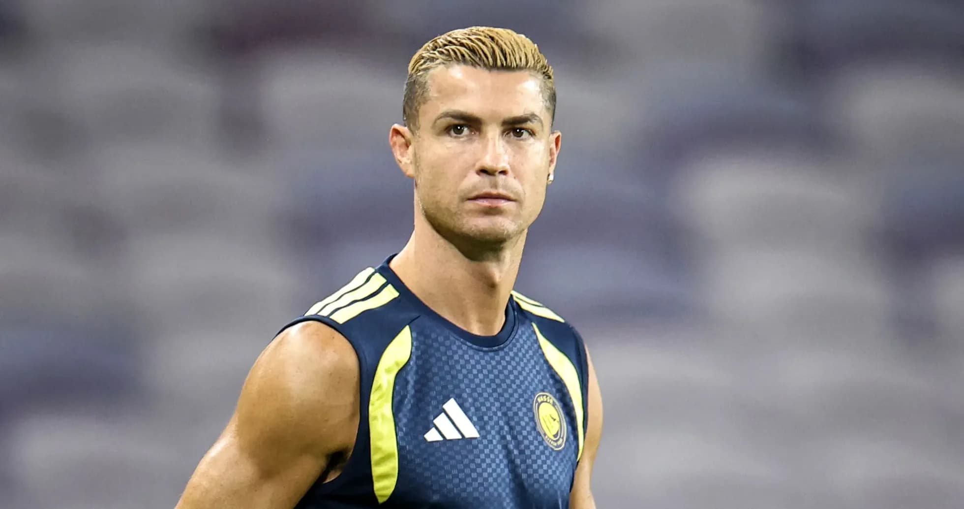 Joueur en tenue d'entraînement sur le terrain Joueur en tenue d'entraînement sur le terrain