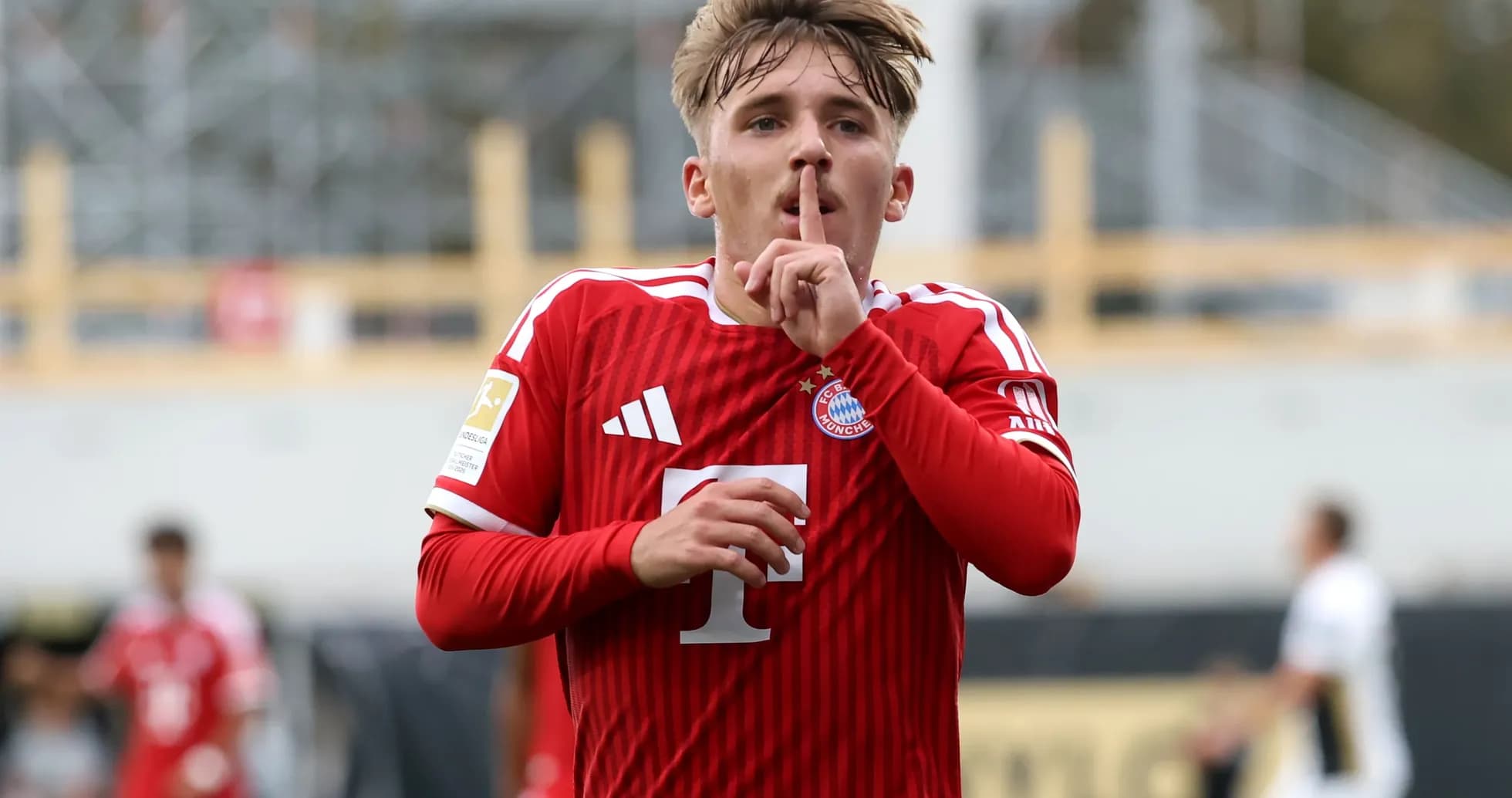 Joueur de Bayern Munich faisant le geste du silence Joueur de Bayern Munich faisant le geste du silence